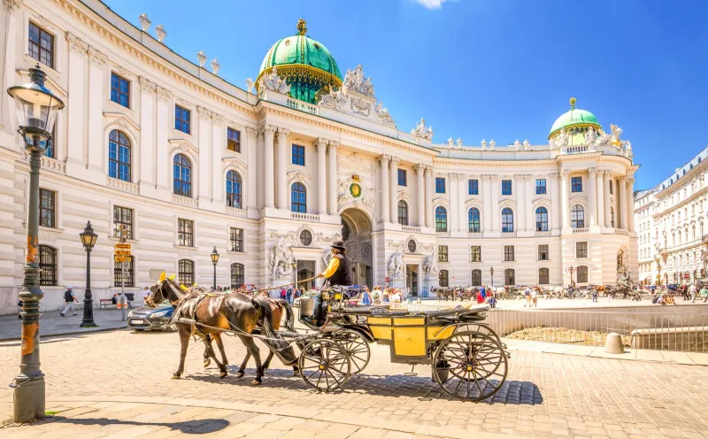 Fiakerfahrt vor der alten Hofburg