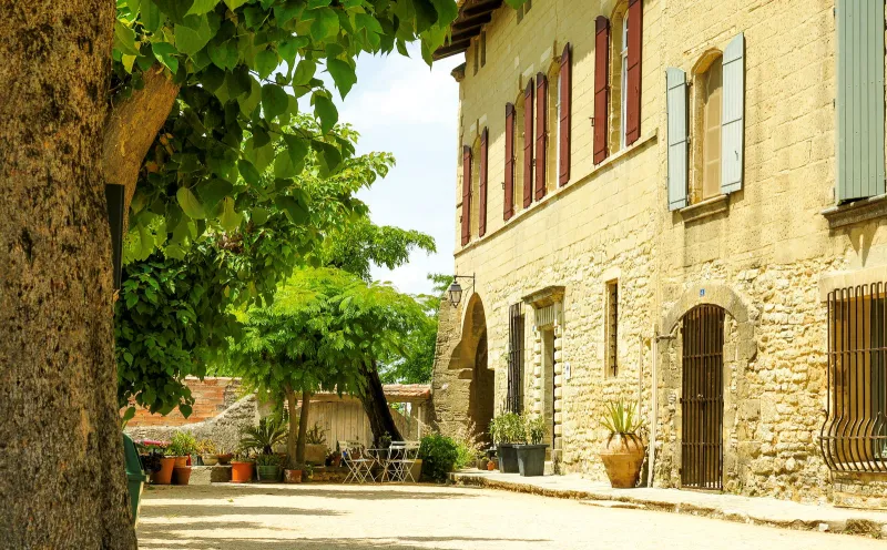 Uzes