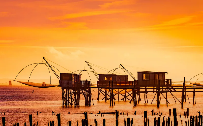 Fischerhäuser bei Sonnenaufgang in Saint-Nazaire