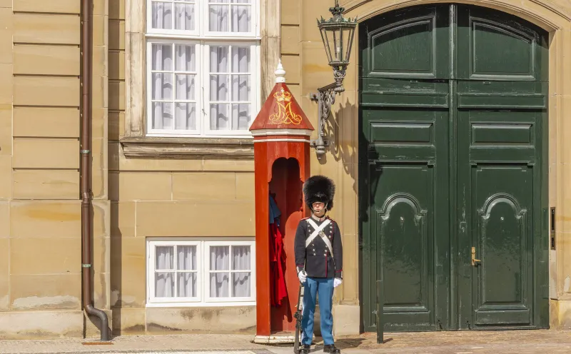 Königliche Leibgarde am Schloss Amalienborg